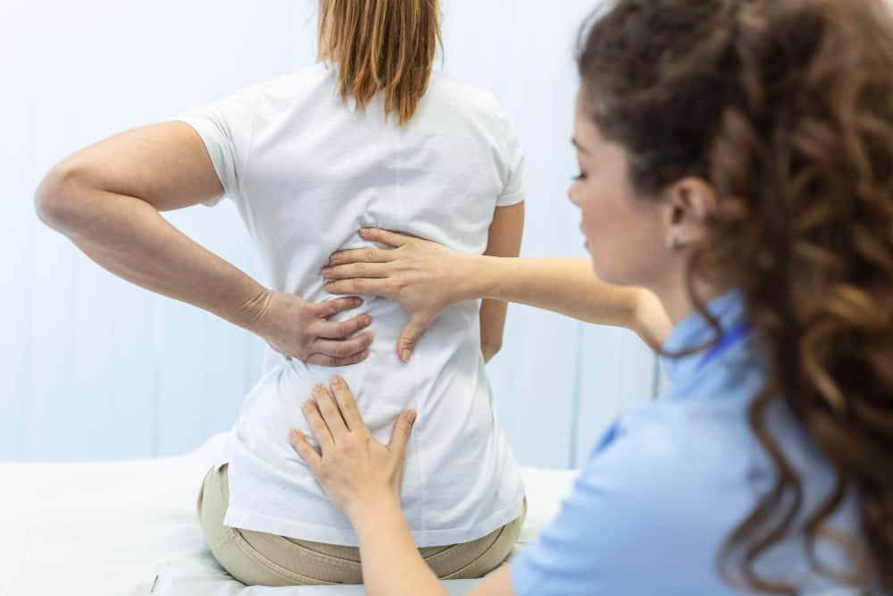 WHO TREATS BACK PAIN? HOW TO CHOOSE THE RIGHT BACK DOCTOR 1 WHO TREATS BACK PAIN